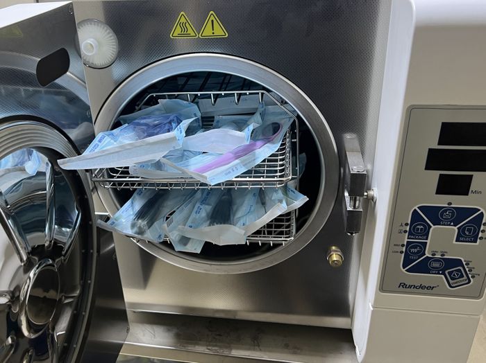 جهاز التعقيم أوتوكلاف بأدوات معقمة في أكياس مغلقة